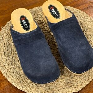 Men’s navy blue suede clogs wooden soles and leather uppers. 13 US -47